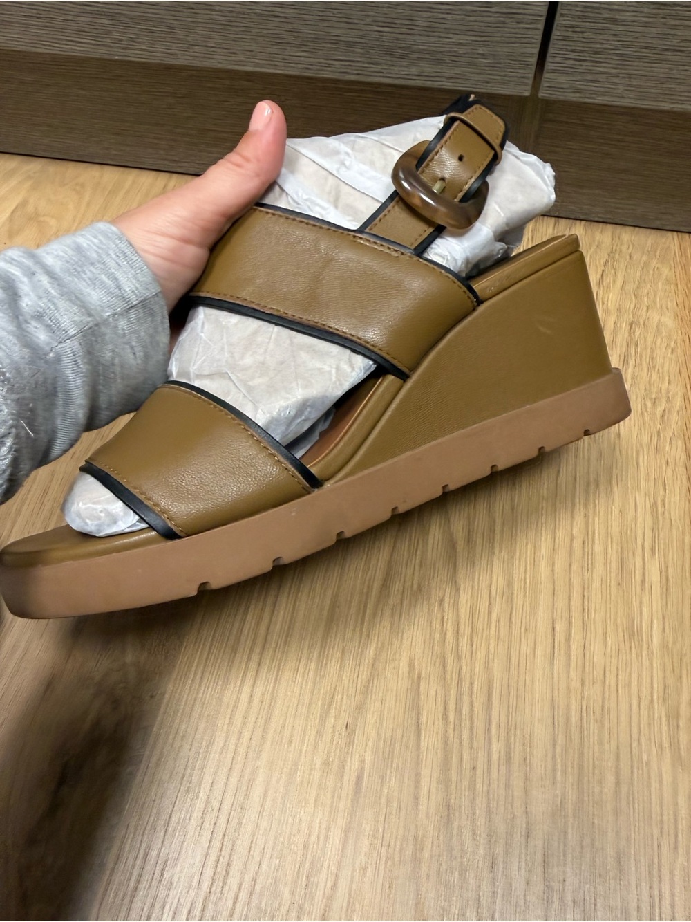 Vince sz 7 wedge Sandal tan leather
